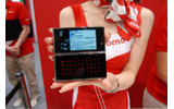 ディスプレイとキーが分離する「セパレートケータイ」。「CEATEC JAPAN 2008」にてドコモが展示をしている。の画像