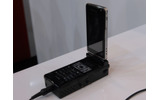 CEATEC JAPAN 2008のドコモブースでは、プロジェクターを内蔵した携帯電話「プロジェクターケータイ」を展示している。の画像