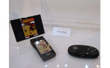 CEATEC JAPAN 2008のドコモブースでは、プロジェクターを内蔵した携帯電話「プロジェクターケータイ」を展示している。の画像
