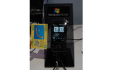 CEATEC JAPAN 2008では、数多くのスマートフォンが展示されている。中でもWindows Mobile 6.1を搭載したイー・モバイル向けの「Touch Diamond」(HTC製)が注目だ。の画像
