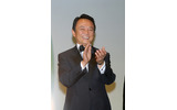 麻生総理がステージで挨拶の画像