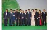 左からワン・チンシアン、チャン・サン、ヴィッキー・チャオ、チャン・チェン、金城武、ジョン・ウー(監督)、トニー・レオン、チャン・フォンイー、リン・チーリン、トン・ダーウェイ、alan(主題歌)、テレンス・チャン(製作)の画像