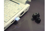 PCに接続したAD-BTA2と同社製超小型Bluetooth対応ヘッドセット「AD-HSM10」の画像
