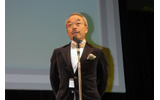 アジアの風の総評をする審査委員長の上野昂志の画像