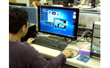 デスクにセットしたパソコン。奥にあるのが「G5 3300B」。非常にコンパクトなのがわかりますの画像