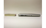 本体サイズは幅32.5×高さ2.41×奥行き22.7cm。400ページ程度の文庫本と比べてもわずかに厚い程度だ。の画像