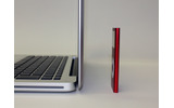 第2世代iPod nanoと比較してもほぼ変わらないぐらい、ディスプレイ部分はかなり薄い。の画像