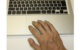 マルチタッチトラックパッドに4本指を置いて操作することで使用できるスワイプジェスチャー。左右の指2本ずつという方法でも操作可能だ。の画像
