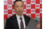 「D21WH」を挿したASUSのウルトラモバイルPC「Eee PC S101」を持つ、イー・モバイルの執行役員副社長である阿部基成氏。家電量販店ではイー・モバイルの端末とウルトラモバイルPCのセット販売が盛んに行われており、今後も積極的にすすめていく方針だの画像