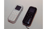 H11LC。再生や停止ボタンを独立させミュージックプレイヤーの操作がしやすくなっている。また、右側面にはダイヤルが付いているの画像