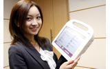 「TOUGHBOOK CF-H1」。製品を持っているのは、タレントの原理恵子さんの画像