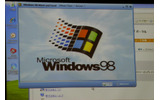 Windows 98をVMware上で起動させレガシーアプリを実行するデモ。Windowsの起動には少し時間が必要だったの画像