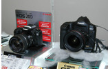 11月27日発売したEOS-1Ds Mark IIや、EOS 20D、EOS Kiss Digitalなどを展示の画像