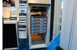 黒い筐体が「Isilon IQ Accelerator-x」。下の灰色の筐体はクラスタストレージだの画像