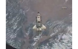 NASA TVは、宇宙ステーションとのドッキングを解除したエンデバーの様子を中継した。軌道を飛行するシャトルの下には、地球がはっきりとうつっていた。の画像