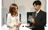 薄さの要因のひとつであるリチウムポリマタイプのバッテリーについて説明する日本HP モバイル＆コンシューマービジネス本部プロダクトマネージャーの菊地友仁氏の画像