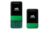KDDIは8日、音楽機能を重視した携帯電話「Walkman Phone, Xmini」(ソニー・エリクソン製)を発表した。12月下旬以降の発売となる。の画像