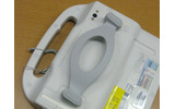 背面のストラップに手を通すと本体にフィット。院内では片手で保持できることも重要な要素だの画像
