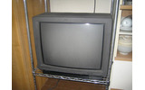 手持ちのアナログテレビの画像