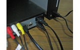外付けHDDは電源ケーブル下のUSBポートに接続の画像