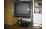 テレビの下に接続したLT-H90DTVと外付けHDDを配置の画像