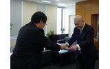 免許状を受領する喜久川社長(右)の画像