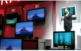 では新型テレビが多数展示されたの画像