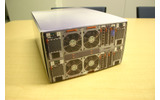本体背面:ファンや電源が並ぶの画像