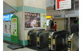 JR有楽町駅改札内にもビックカメラのポスターの画像