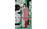 ビックカメラ有楽町店で、Suica利用開始記念セレモニーを開催。特別ゲストに人気アイドルのゆうこりんこと小倉優子も登場した。の画像