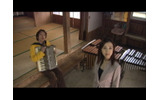 環境の変化に揺れ動く女性マリンバ奏者を描いた「Marimba Ensemble」の画像