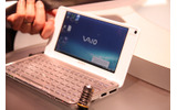 　米ラスベガスでの家電見本市「2009 Internatonal CES」の開幕前日となる7日（現地時間）、ソニーはプレス向けカンファレンスにおいてAtom搭載の8型ミニノートPC「VAIO type P」を発表した。米国価格は900ドル前後。の画像