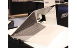 　米ラスベガスにて開催中のCES 2009では、数多くのノートPCの新製品が各メーカーから発表されているが、今回はその中でもMacBook Air風のデザインが一際目を引く、エムエスアイコンピューターの「MSI X320」を紹介する。の画像