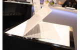 米ラスベガスにて開催中のCES 2009では、数多くのノートPCの新製品が各メーカーから発表されているが、今回はその中でもMacBook Air風のデザインが一際目を引く、エムエスアイコンピューターの「MSI X320」を紹介する。の画像
