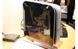 　米ヒューレット・パッカード（HP）は、現在開催中の家電見本市CES 2009にてハイパフォーマンス仕様のゲーマー向けデスクトップPC「HP Firebird with Voodoo DNA」を展示している。価格は1,799ドルから。なお、日本での販売は未定とのこと。の画像