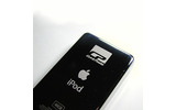 　iPodをApple Storeで購入した場合、好きな文字が刻印されるサービスが利用できる。しかし、決まったフォントで文字を刻印することしかできない。そんな中、カットアンドペーストは、iPodの裏に好きなロゴが刻印できるサービスを開始した。の画像