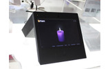 タッチパネル対応の7型液晶を搭載したiriverの次世代マルチメディアコミュニケーションホームデバイス「WAVE HOME」。有線および無線LANインターフェイスを備え、映像付きのインターネット電話やメッセージ送受信が可能の画像