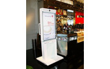 NECは16日、イタリアのコーヒートップブランド「illy」(イリー)の店舗「Espressamente illy日本橋中央通り店」において、顔認識技術を用いたデジタルサイネージの実証実験を行うことを発表した。の画像