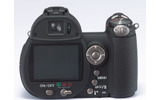 DiMAGE Z5の背面。視野率100%の電子ビューファインダーと2.0型液晶ディスプレイを備えるの画像