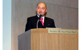 新製品・新サービスについて説明するウィルコムの喜久川政樹社長の画像