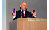 新製品2機種を披露する喜久川社長の画像