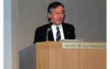 2009年春モデルと京セラのラインアップを紹介する山本氏の画像