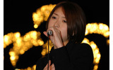 2月9日発売となる新曲「I love you」を公開生放送のライブで熱唱する、Naoの画像