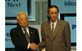 日立の庄山悦彦社長(左)と松下の中村邦夫社長(右)の画像