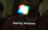 Windows 7を起動すると、真っ暗な画面からロゴがアニメーションしつつ浮き上がってきますの画像
