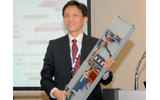 HP SE2120を持つISSビジネス本部ビジネスデベロップメント部部長の正田三四郎氏の画像