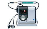ソニーマーケティングは、Hi-MDに従来から採用されているATRAC3plus形式に加え、MP3形式の音楽データの転送・再生が可能なHi-MDウォークマンを3月10日に発売する。の画像