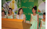 上戸彩と子どもたちの画像