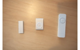 左から第3世代、第2世代、第1世代iPod shuffle。従来モデルの約半分のサイズになった。の画像