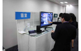 会場での製品説明の様子の画像